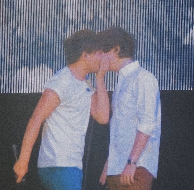 _OneAddition91's tweet photo. Louis giving Harry a kiss on the cheek🥺🥺🥺#LarryStylinson #LarryFriendship #LarryIsReal @Harry_Styles @Louis_Tomlinson https://t.co/rHey0d2GeO