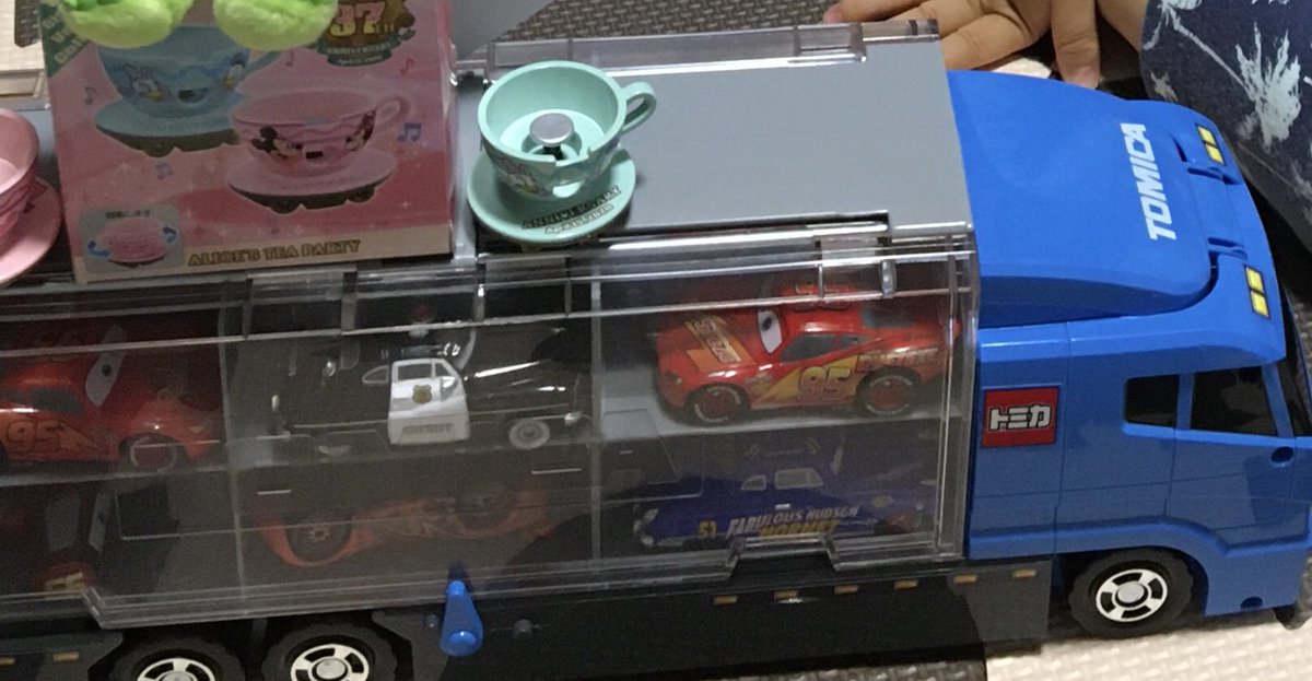 ろみ彦 このトミカ収納トラックの 警察カラーバージョンがイオン限定で出てまして 買いに行きました よね 今日も廃番 トミカを探しに県内を東奔西走ですわ