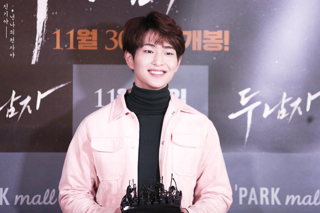  D-0/01, 4 hrs ONEW’S BACK i wish you could see yourself through my eyes, as that would give you a clearer view than my words could ever impart. i love you so much, lee jinki. for everything, again, thank you so much yours,triz