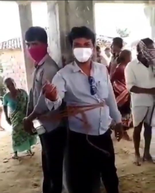 ArbaazTheGreat1's tweet photo. The electricity staff were tied up with a rope by villagers who were angry because of power supply interruptions and huge bills. #Medak #Telangana #AngryVillagers #ElectricityBill2020 https://t.co/uTrkhTabxt