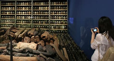 SarahWardAU's tweet photo. Its #ShipwreckSunday! Today's #WreckOftheWeek is #SouthKorea's Sinan wreck, that of a Chinese ship, sunk 1323 enroute from Ningbo, China to Hakata, Japan carrying a cargo of ceramics, lacquerware, metal crafts and a ballast of rosewood.. 🍶💦
#shipwrecks #maritime #archaeology https://t.co/g89RwgqnGJ
