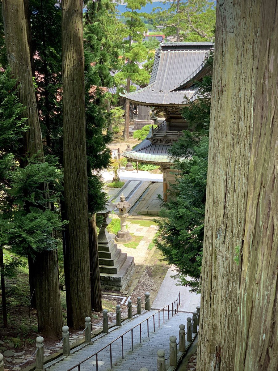 heyitssharla's tweet photo. I love wandering through countryside towns in the summer and stumbling across hidden temples👌🏻  

📍Tsuruoka, Yamagata https://t.co/A1QbD6AVVF