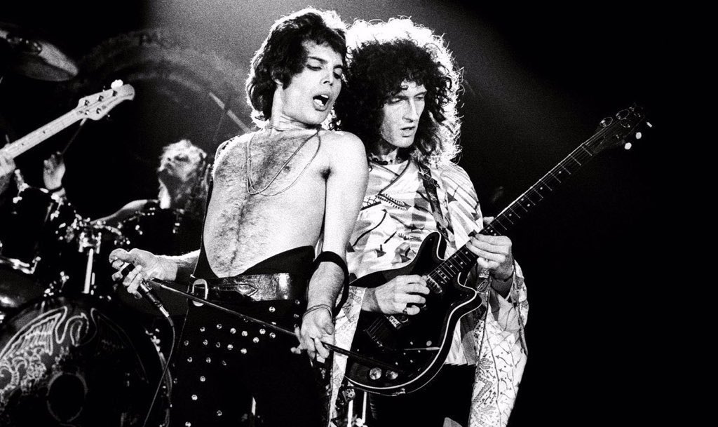 retrochenta's tweet photo. Hoy cumple 73 años Brian May, el legendario guitarrista de “Queen”. https://t.co/njB3KRHt4f