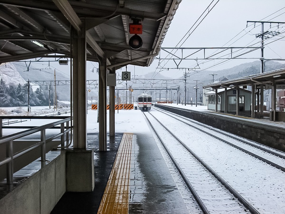 三日画師 東海道本線柏原駅から米原 行きの電車に乗る が 年末なのに2両編成でぎゅうぎゅう詰め 首都圏のラッシュ時のように背中で押し込むように乗り込む これだから大垣 米原 間は大嫌いだ 混雑が嫌いなので耐えきれず 隣の近江長岡駅で下車 長岡