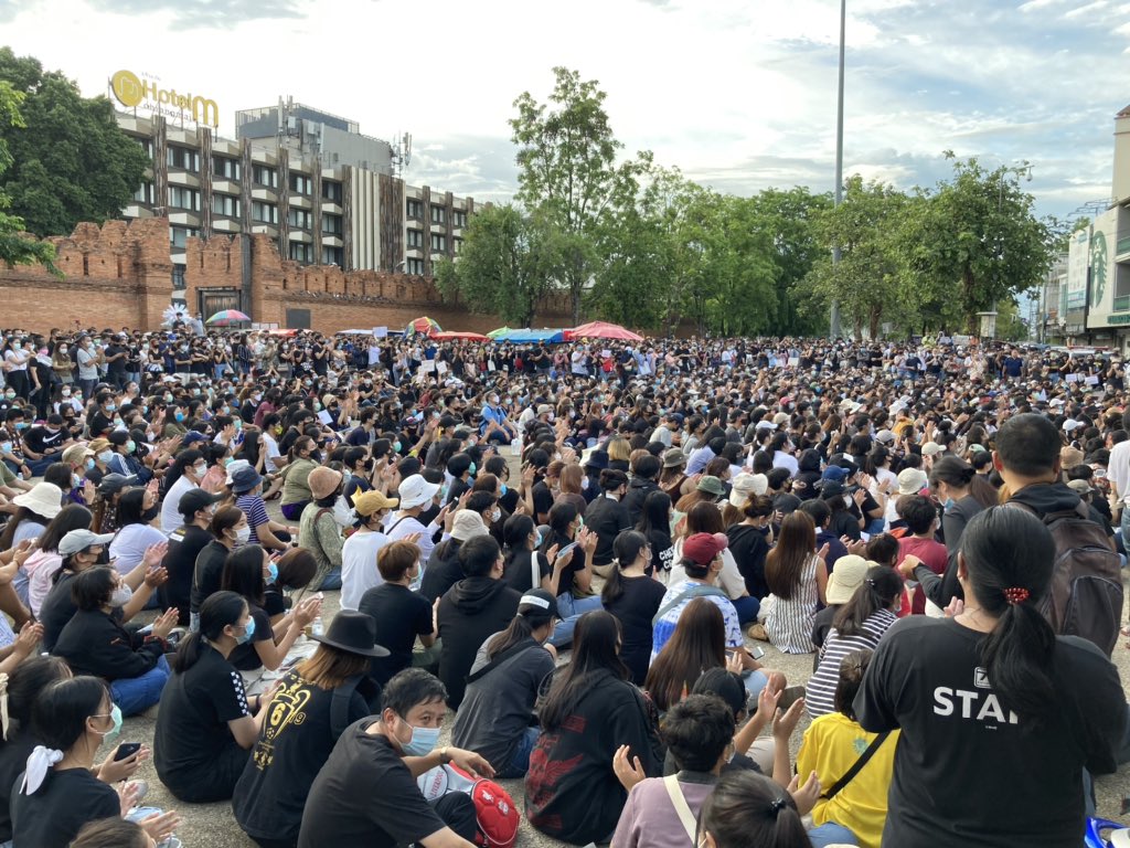 18.02 น.กลุ่มผู้ชุมนุมประตูท่าแพ จ.เชียงใหม่ เป็นไปอย่างเรียบร้อย มีผู้ชุมนุมสับเปลี่ยนปราศรัย และเริ่มมีการแสดงดนตรี