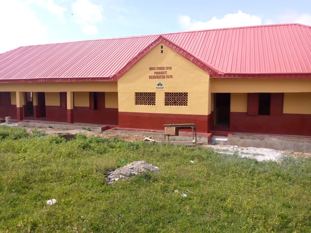 tosinsammy_s's tweet photo. The govt of Dr @kfayemi has built/constructed and renovated over 500 structures in both primary and secondary across the state. 
Kudos🔩👏
#Restoringourvalues 
#Jkfmeansbusiness https://t.co/DXfrrcscw6
