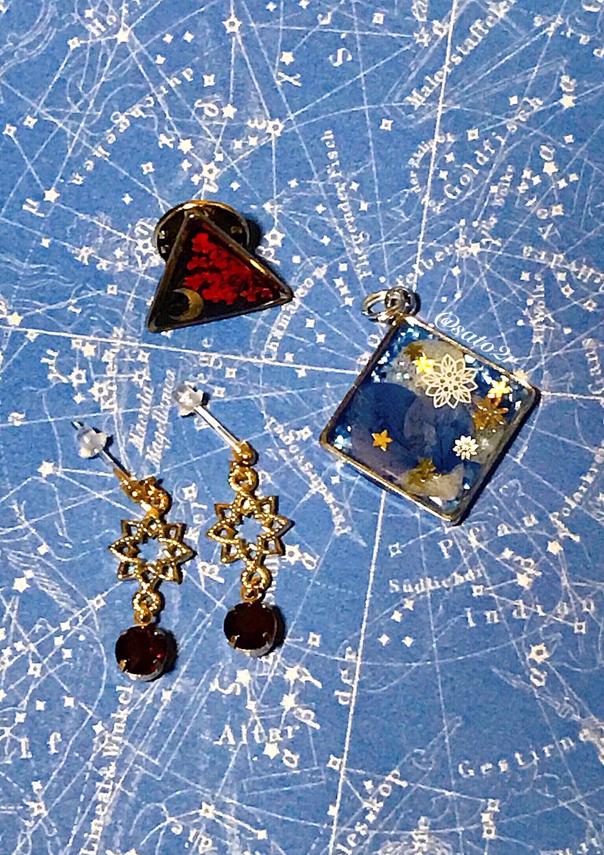 sato2r's tweet photo. ピンバッジとピアス、あとバッグチャームにするやつ。
#レジン https://t.co/kxaEiPmlqc