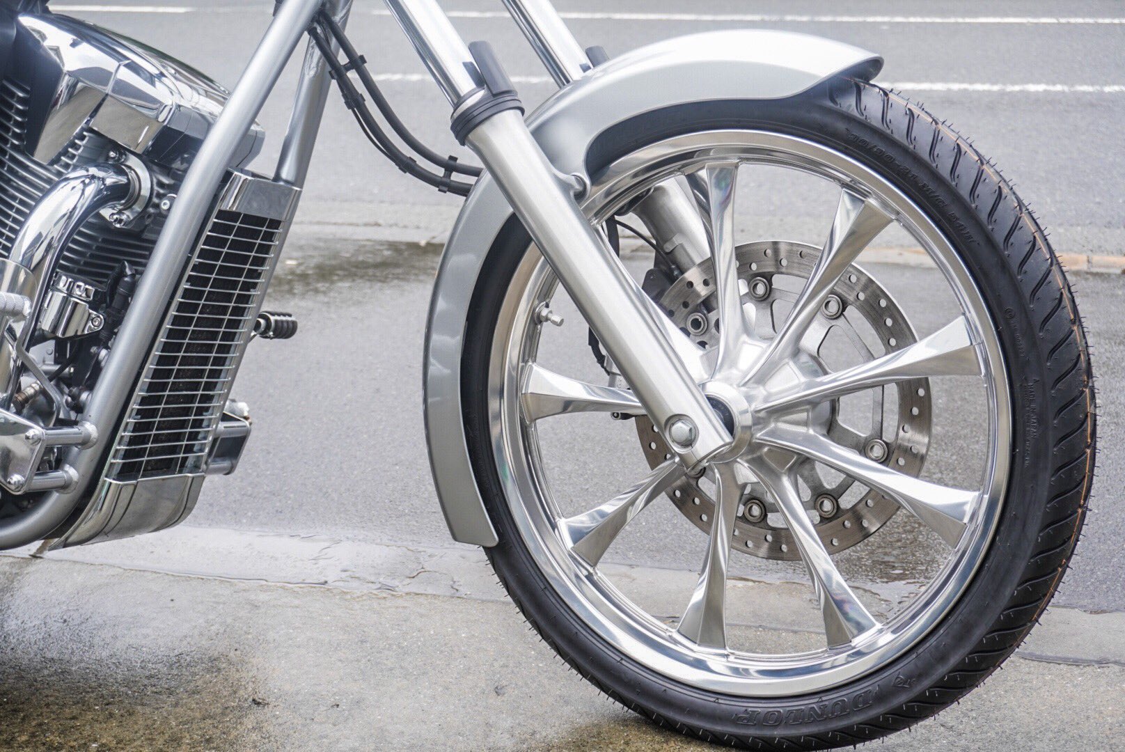 リアライズ スタッフ募集中 Honda Vt1300cx 前後ホイールバレル研磨しました 純正はシルバー塗装のホイールでしたが バフのような輝いた仕上がりにしたいとの御要望で バレル研磨しました メッキホイールと比べるとかなり リアライズ スタッフ募集中 Honda Vt1300cx 前後ホイールバレル研磨しました 純正はシルバー塗装のホイールでしたが バフのような輝いた仕上がりにしたいとの御要望で バレル研磨しました メッキホイールと比べるとかなり