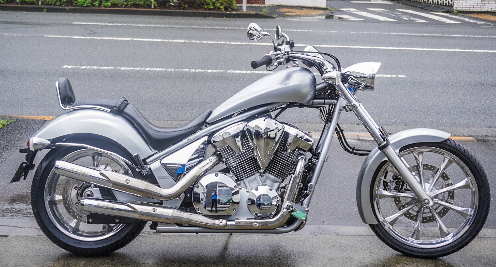 リアライズ スタッフ募集中 Honda Vt1300cx 前後ホイールバレル研磨しました 純正はシルバー塗装のホイールでしたが バフのような輝いた仕上がりにしたいとの御要望で バレル研磨しました メッキホイールと比べるとかなり リアライズ スタッフ募集中 Honda Vt1300cx 前後ホイールバレル研磨しました 純正はシルバー塗装のホイールでしたが バフのような輝いた仕上がりにしたいとの御要望で バレル研磨しました メッキホイールと比べるとかなり