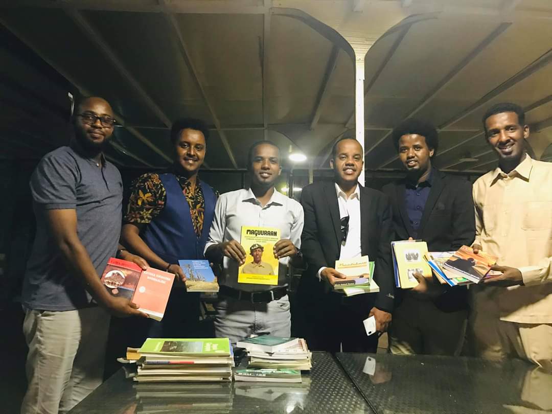 SShamadle's tweet photo. Waxanu buug ku wareejinay gudida maktaba salaxley Aad ban idin ka mahadcelinay sida milgaha &amp; maamus leh ee noo soo dhaweyseen noogana gudoonteen Hadyada buugta ah ee maktaba salaxley 👍📖📗📘📙📓📔📕
https://t.co/6XH6Wu5UEv https://t.co/ylhZ6T5EKS
