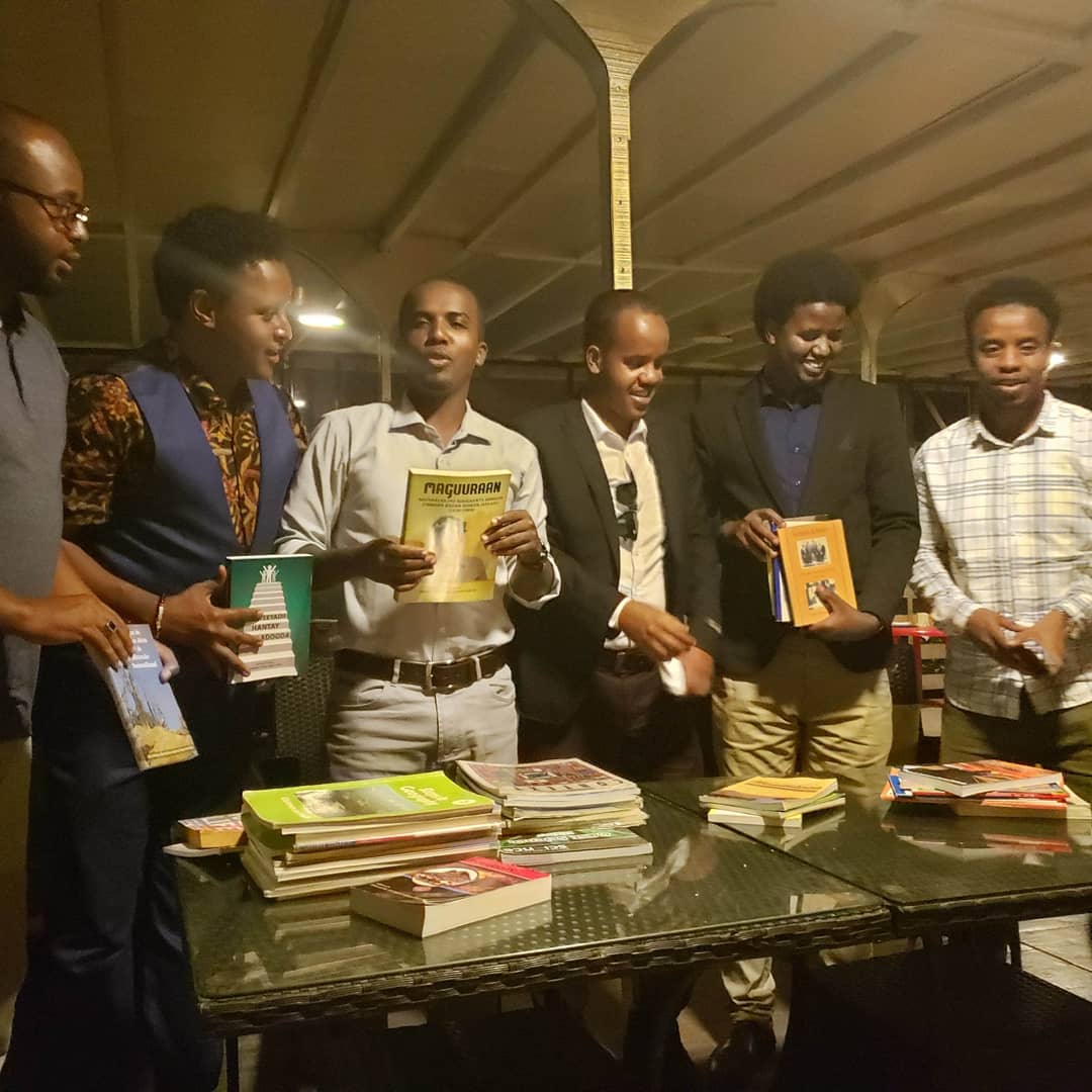 SShamadle's tweet photo. Waxanu buug ku wareejinay gudida maktaba salaxley Aad ban idin ka mahadcelinay sida milgaha &amp; maamus leh ee noo soo dhaweyseen noogana gudoonteen Hadyada buugta ah ee maktaba salaxley 👍📖📗📘📙📓📔📕
https://t.co/6XH6Wu5UEv https://t.co/ylhZ6T5EKS