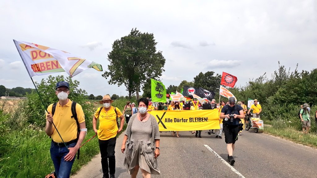 #AlleDörferBleiben ✋🌳🏘

Die #L277 muss bleiben! Sie ist das einzige, was die Dörfer noch von dem zerstörerischen Tagebau #Garzweiler trennt! 

Dafür demonstrieren wir heute mit unglaublich vielen Menschen an der Kante bei #Keyenberg!