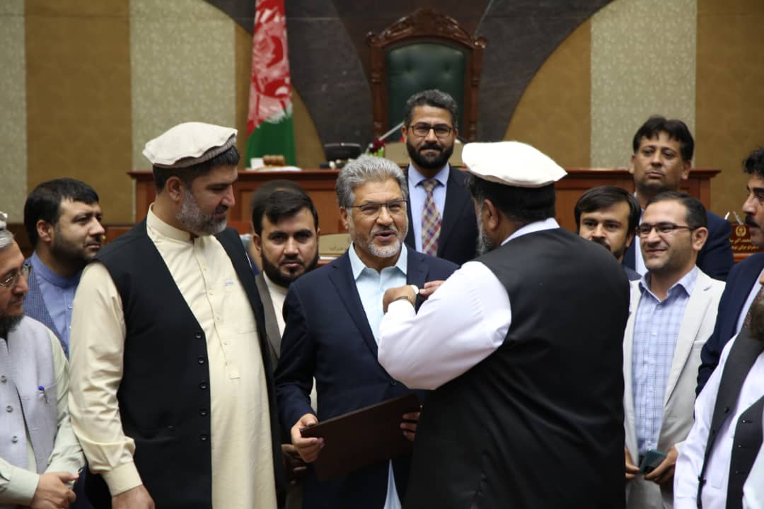 WardakFarooq's tweet photo. 1/6 د مشرانو جرګې له معزز مشر، ګران ورور ښاغلي مسلمیار، اداري پلاوي، د ملت د عزتمن کور له ټولو غړو او د دارالانشاء له همکارانو د زړه له عمقه مننه چې ګران وطن او وطنوالو ته دخدمت په درشل کې یې زما د کمو هڅو ډیر قدر وکړ او نن یې  د مډال او ستاینلیک په تفویض وستایلې. @meshranojirga https://t.co/Skb6HGagIp