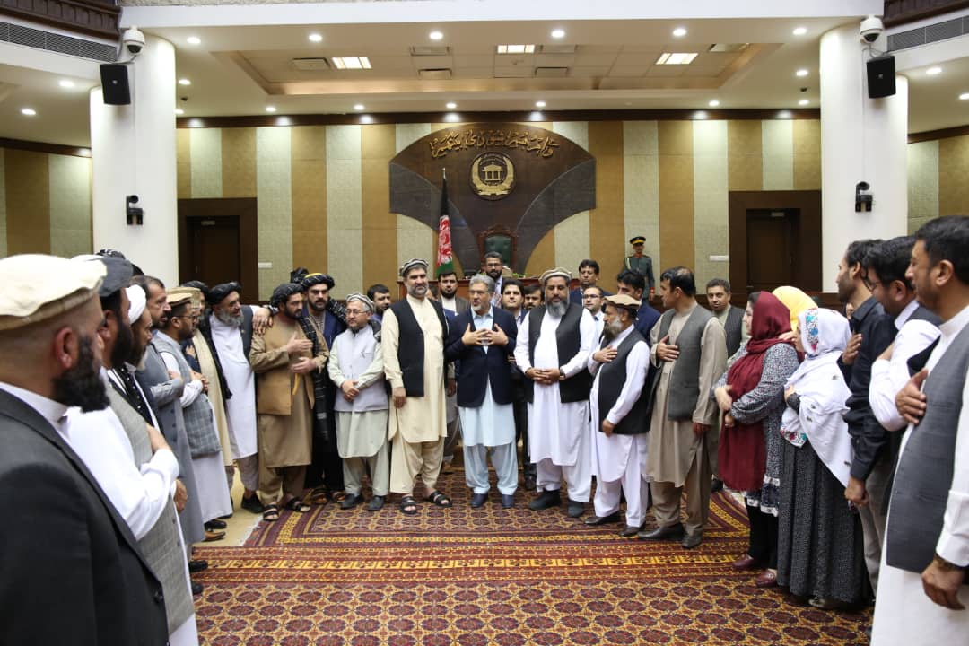 WardakFarooq's tweet photo. 1/6 د مشرانو جرګې له معزز مشر، ګران ورور ښاغلي مسلمیار، اداري پلاوي، د ملت د عزتمن کور له ټولو غړو او د دارالانشاء له همکارانو د زړه له عمقه مننه چې ګران وطن او وطنوالو ته دخدمت په درشل کې یې زما د کمو هڅو ډیر قدر وکړ او نن یې  د مډال او ستاینلیک په تفویض وستایلې. @meshranojirga https://t.co/Skb6HGagIp