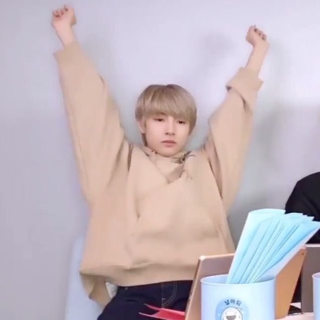 pixiernjun's tweet photo. renjun being tiny but as you scroll he gets even tinier : a thread https://t.co/x3oJIJg5U2