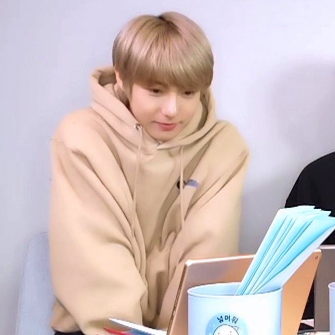 pixiernjun's tweet photo. renjun being tiny but as you scroll he gets even tinier : a thread https://t.co/x3oJIJg5U2