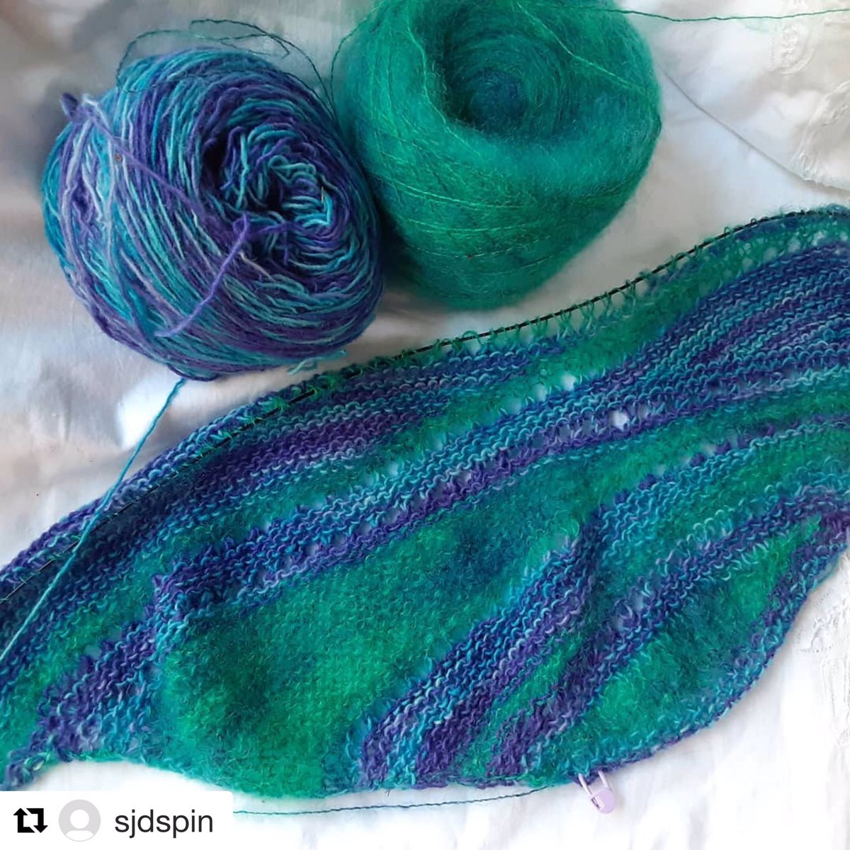 ilga_leja's tweet photo. A Bermuda Scarf in the works with two contrasting yarns, one from Fleece Artist. The perfect colour combo to showcase the wave-like construction of the piece. #bermudascarf #internationalyearofthescarf #scarfknitting #maseruyarn #shortrows #shortrowknitting https://t.co/yeqPsHFajk