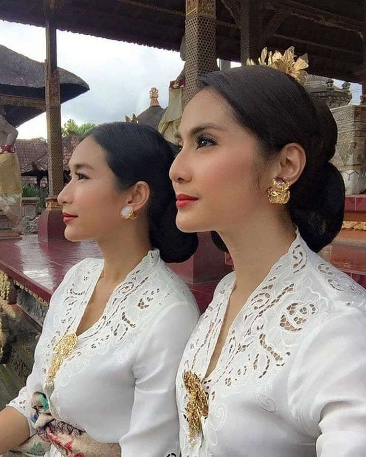 Kalian Mau Cadaran Mau Cingkrangan Silahkan Itu Hak Kalian 
TAPI JGN HARAMKAN KEBAYA DAN BUDAYA KAMI !! 
Potret perempuan Indonesia ♥️♥️