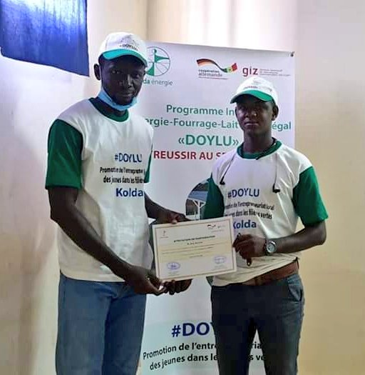 endaenergylinks's tweet photo. #Kolda
Après la culture fourragère, une 2ème Cohorte a été capacitée sur le solaire photovoltaïque. Cette formation s'inscrit dans le cadre de #Doylu dont l'objectif est de promouvoir l'entreprenariat local pour créer des niches d'emplois verts à travers la chaîne de valeur lait https://t.co/T7G1NfKW7B