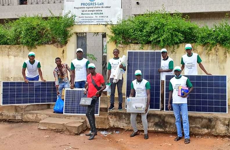 endaenergylinks's tweet photo. #Kolda
Après la culture fourragère, une 2ème Cohorte a été capacitée sur le solaire photovoltaïque. Cette formation s'inscrit dans le cadre de #Doylu dont l'objectif est de promouvoir l'entreprenariat local pour créer des niches d'emplois verts à travers la chaîne de valeur lait https://t.co/T7G1NfKW7B