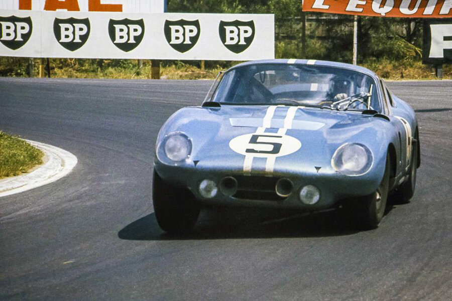 building fast cars on his own, running a Shelby-American Daytona Coupe (blue #5 below), with Dan Gurney and Bob Bondurant finishing 4th, 3 laps behind the three Ferrari 330 Ps which swept the podium. Shelby was using a Ford engine.In 1965 6 GTs started. All DNFs.