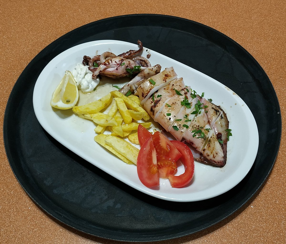 CafeBarNieto's tweet photo. En #verano, el pescado es sin duda plato estrella en cualquier mesa. 

Por ello, en @CafeBarNieto incorporamos en carta #Choco cocinado a la plancha para que se pueda conservar y apreciar todo el sabor del #mar.

Haz tu #reserva por Mensaje Directo 📧 o al teléfono 695151892 ☎ https://t.co/IPAAvZJKB9