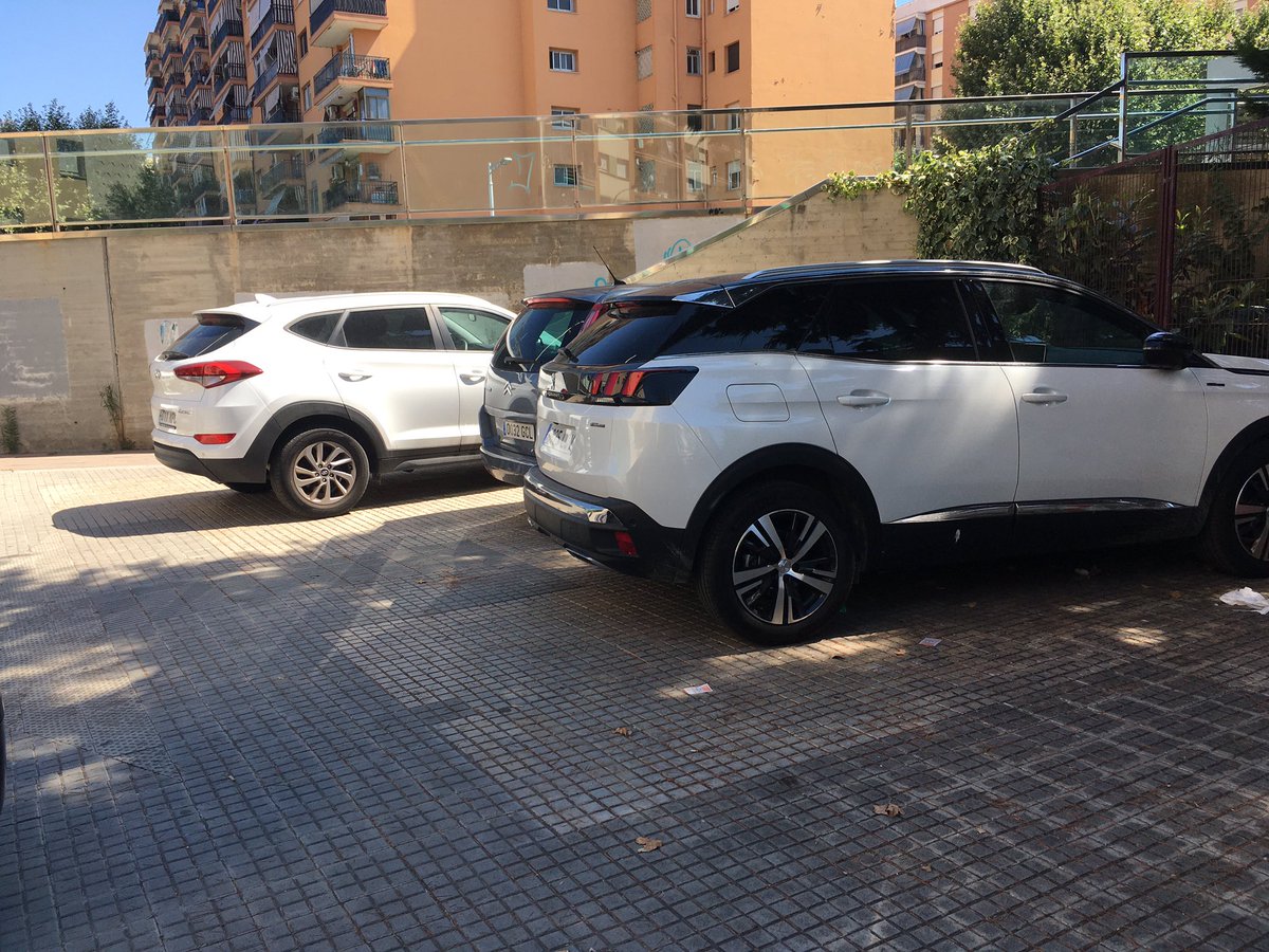 MarcMartinezCo1's tweet photo. En 50mts com sempre #aparcoaonemrota #rubicity #ciudadsinley al costat de la Rambla i el Montessori #tela #ciutatdecolors? #rubicolor? https://t.co/pFlw5cB92W