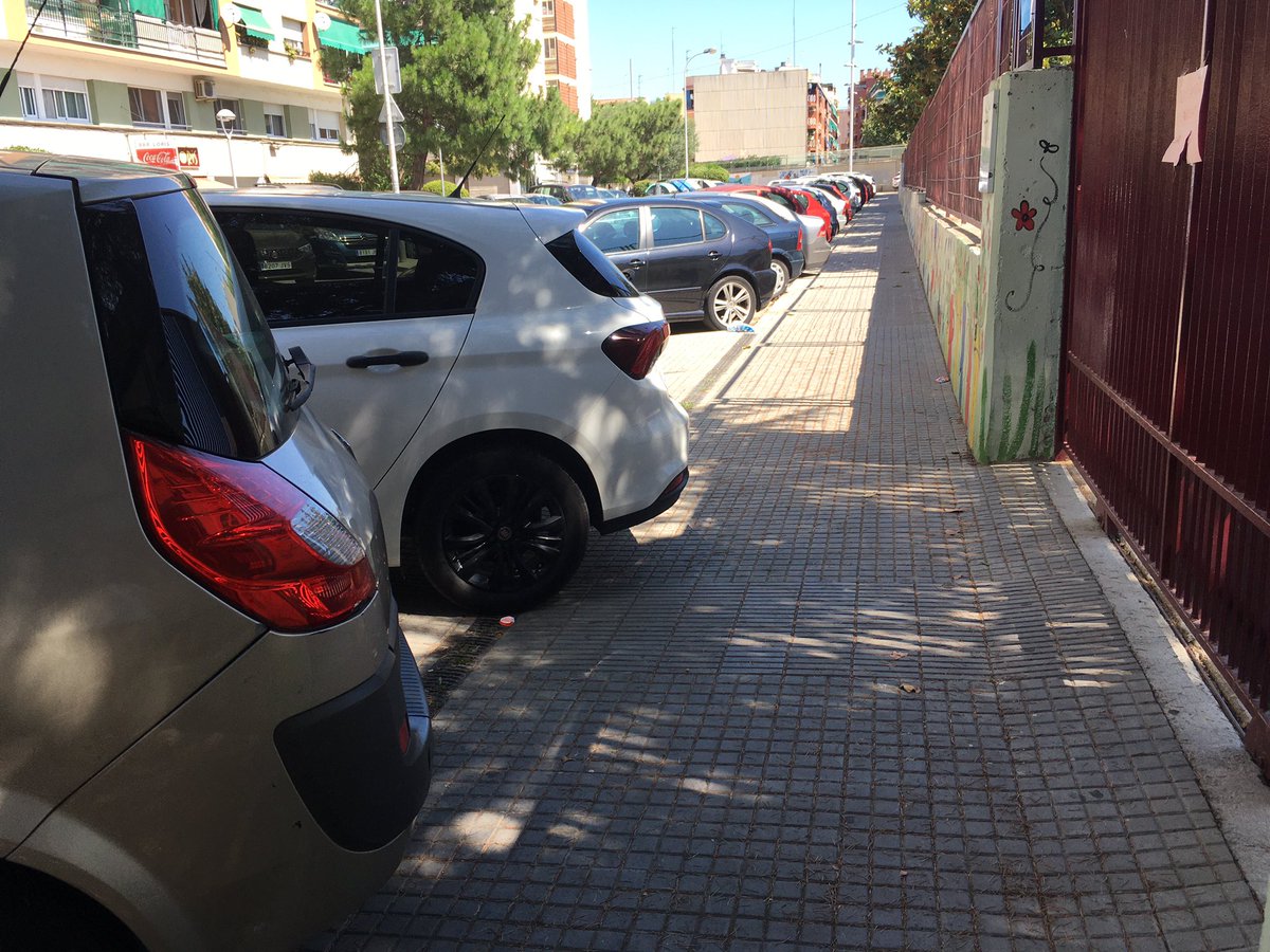 MarcMartinezCo1's tweet photo. En 50mts com sempre #aparcoaonemrota #rubicity #ciudadsinley al costat de la Rambla i el Montessori #tela #ciutatdecolors? #rubicolor? https://t.co/pFlw5cB92W