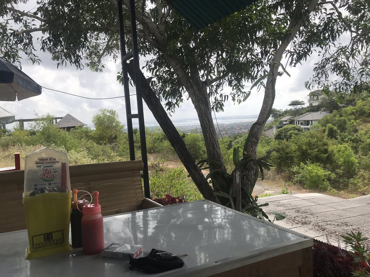 deviioctaviani's tweet photo. Kebiasaan pagi yg susah dihindari karena melancarkan bab🤣🤪 ☕️🚬 https://t.co/Mss29FuvRD