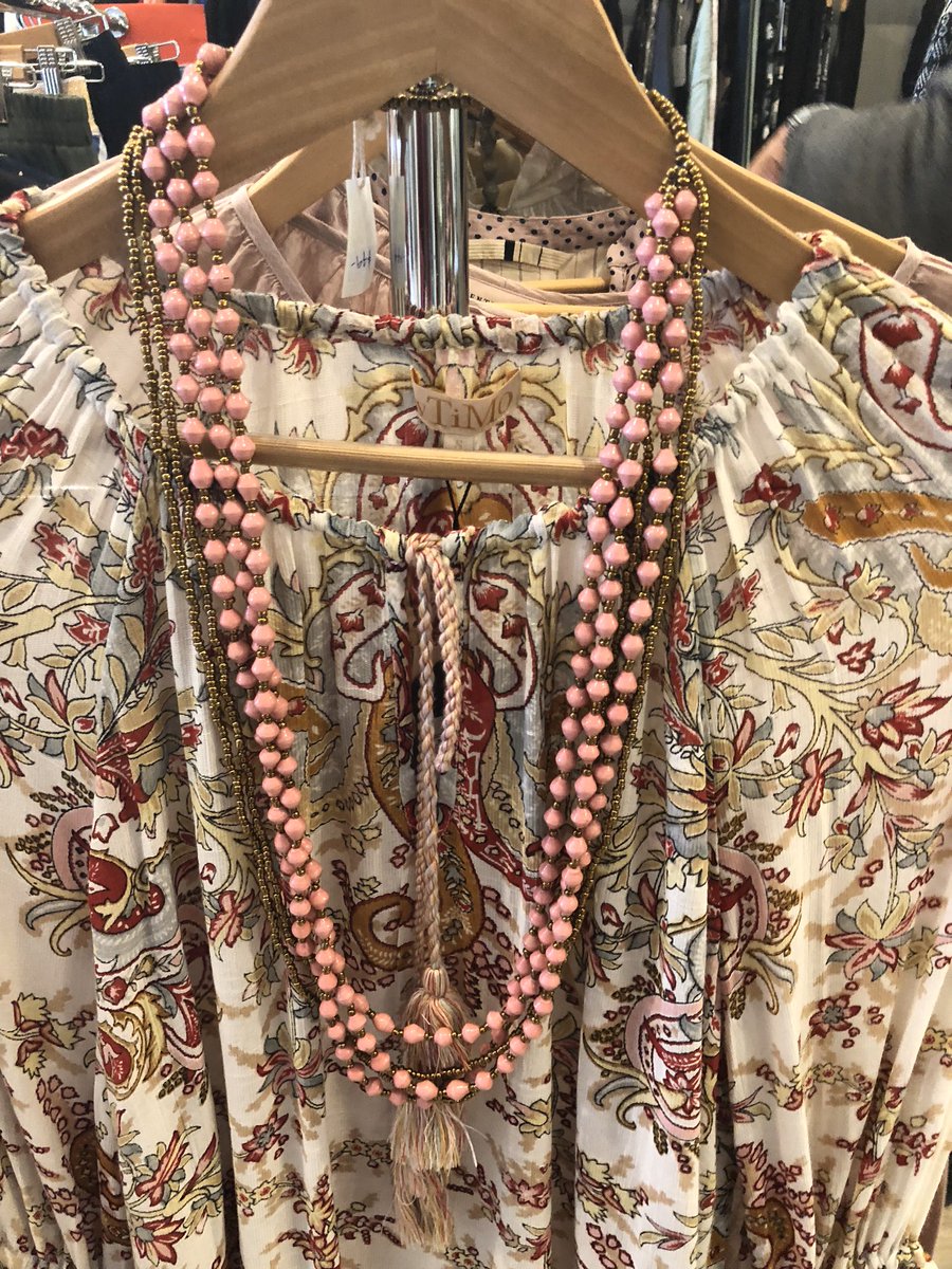 Winter tones. Elizabeth necklace created by hand in Uganda. Photo at Late September. 

#africanstyle #africanjewelry #uganda #africa #artisan #madebyhand #selfsufficient #empowerment #socialenterprise #afribeads #paperbeads #handcrafted