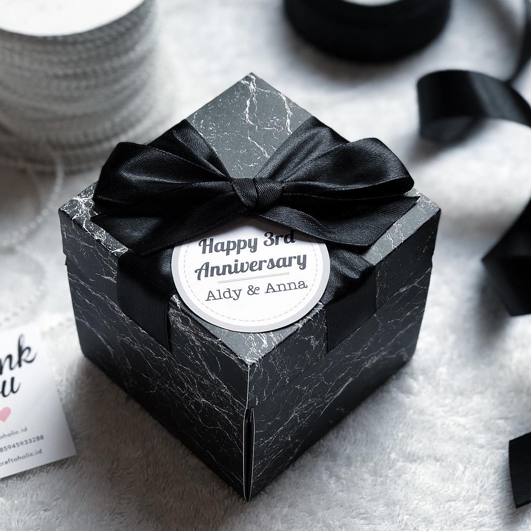 chatimeholic's tweet image. Black Marble Exploding Box
300k
(2 layers + extra box + heart shapes every corner)
❤️
Ask and order via
Whatsapp: 0895-2376-8303
❤️
Cr.craftoholic
#explodingbox #explosionbox #explodingboxjakarta #scrapboxjakarta