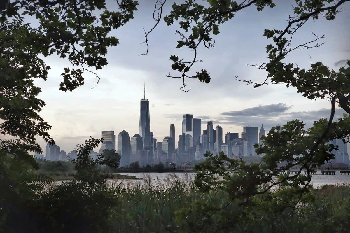 abimhbb's tweet photo. Pemandangan skyline dua pulau yang ditukar:

Pulau Run, Indonesia ✖ Manhattan, Amerika 

credit: @mfimages - @garyhershorn https://t.co/bgRSalJq5B
