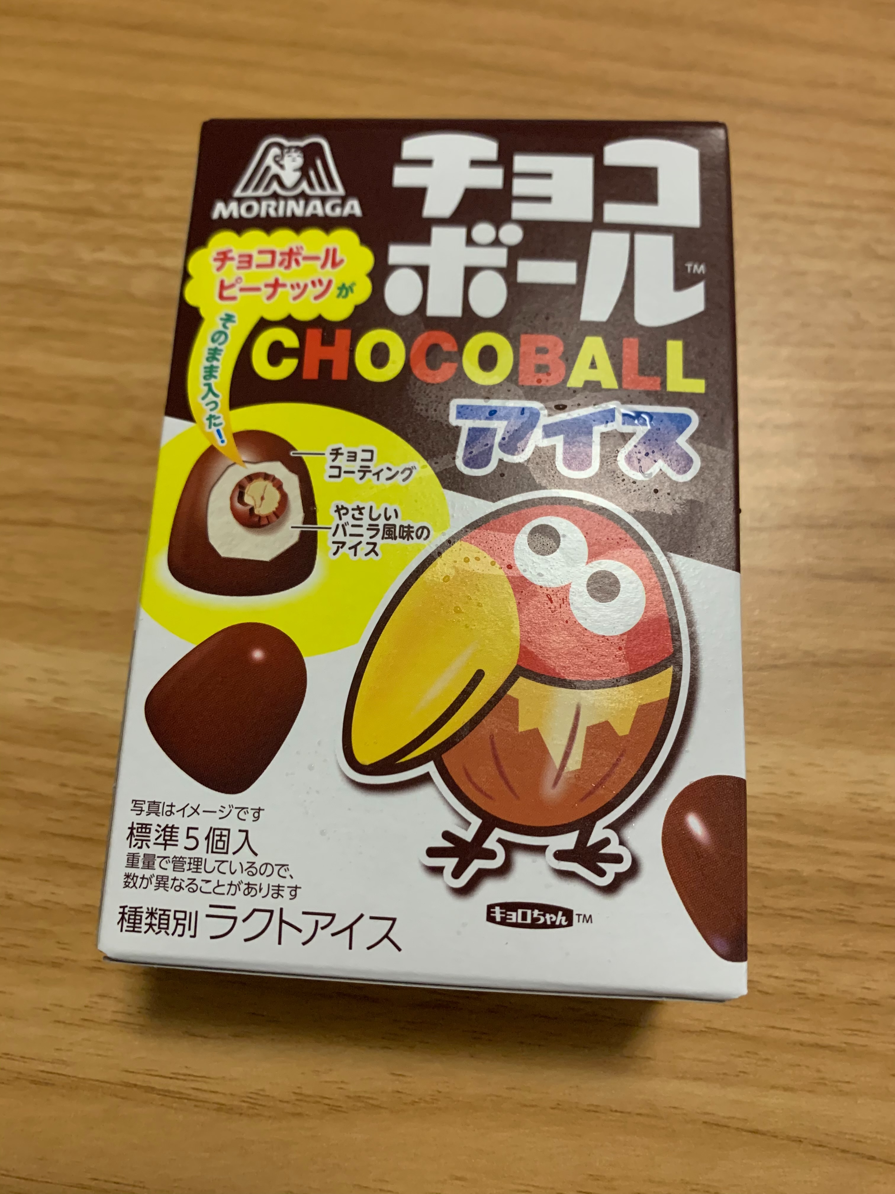 りぶ チョコボールアイス 近年話題になったルマンドアイスを彷彿とさせる 既存のお菓子をそのままアイス にinする いい意味で雑 なスタイルが特徴の一品 個人的にチョコボールはチョコ ナッツよりも間のクリスプ層が肝だと思っているので ピノライクな