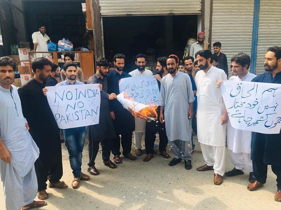 JKPNP3's tweet photo. We strongly condemn the brutal attack of #JKPP on freedom lovers. Non can suppress our voice , we are speaking loud &amp; clear: we want #IndependentJk #No_India #No_Pak #IndependentJammuKashmir as we were even before the birth of both India &amp; Pakistan #StandWithPNA #JKPNP https://t.co/iuGJvhVuFQ