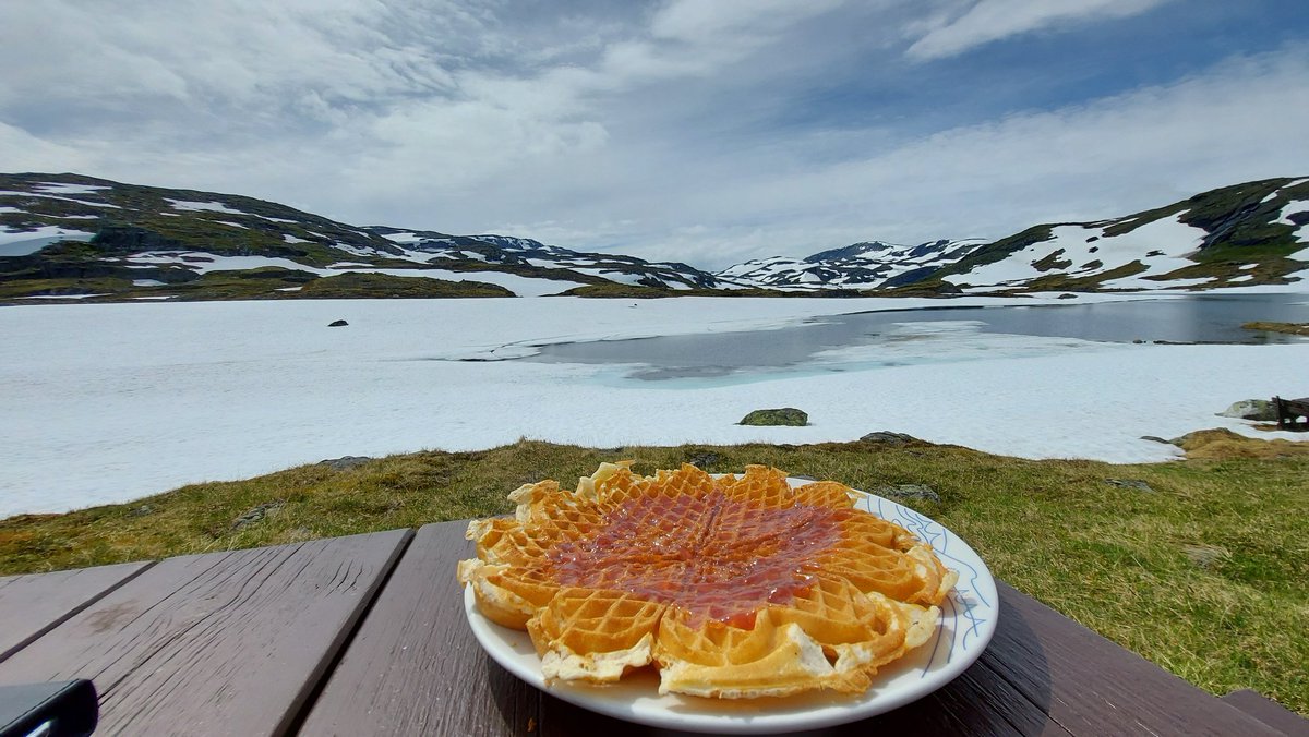Oste_Hovel's tweet photo. What about a #waffle with a great view in the #mountains #Norway https://t.co/jdSzEgpUJd