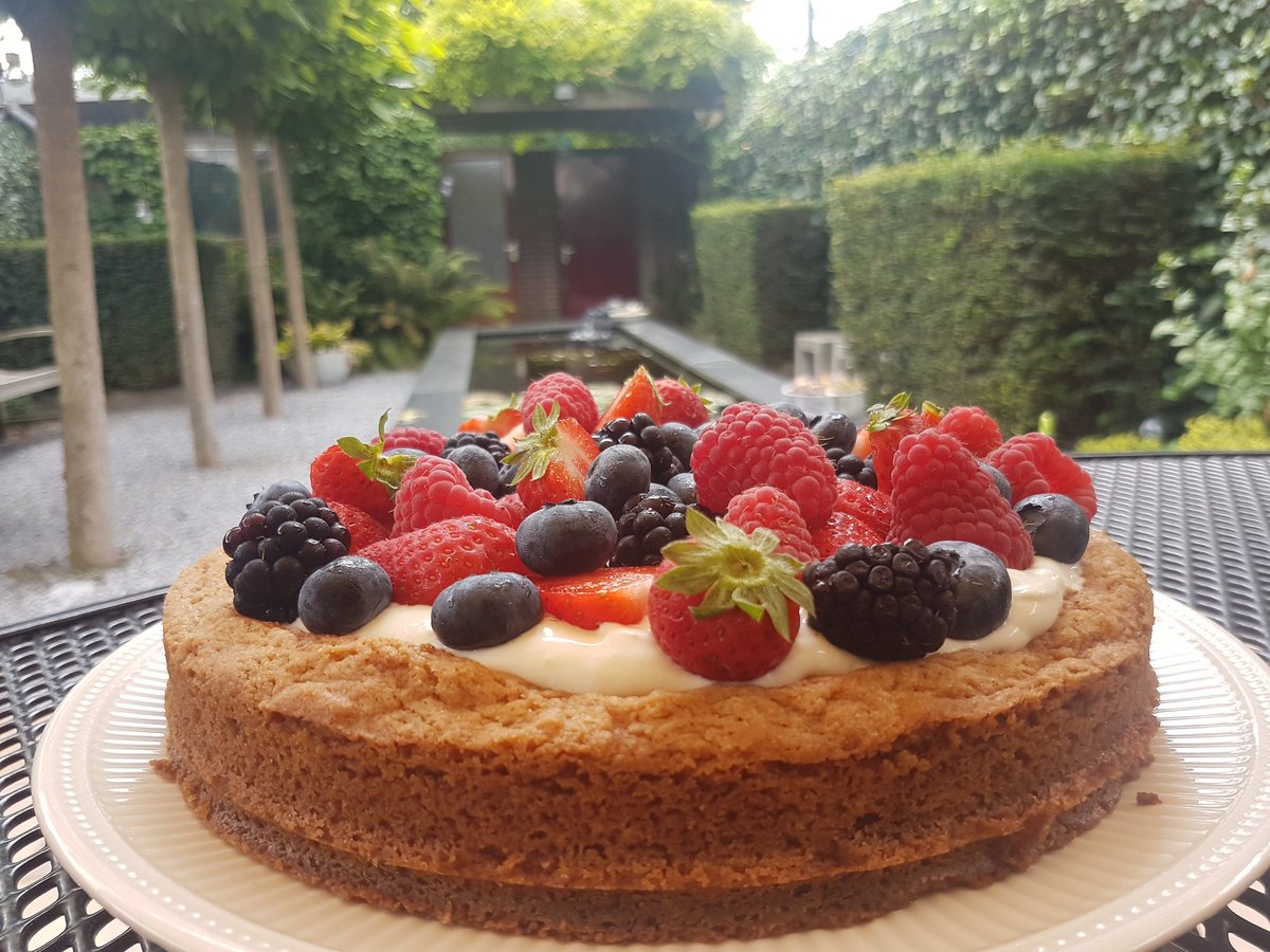 Sloffenbodem met mascarpone en zomerfruit.