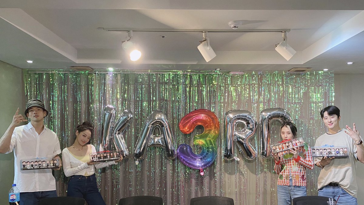 KARD_Official's tweet photo. [#KARD] #VLIVE
3주년 축하해주셔서 고마워요🌈
히든이도 축하해요🤍🖤

#BM #JSEPH #SOMIN #JIWOO
#HAPPY_KARD_DAY #해피칻데이🥳 https://t.co/XmNytZK9SB