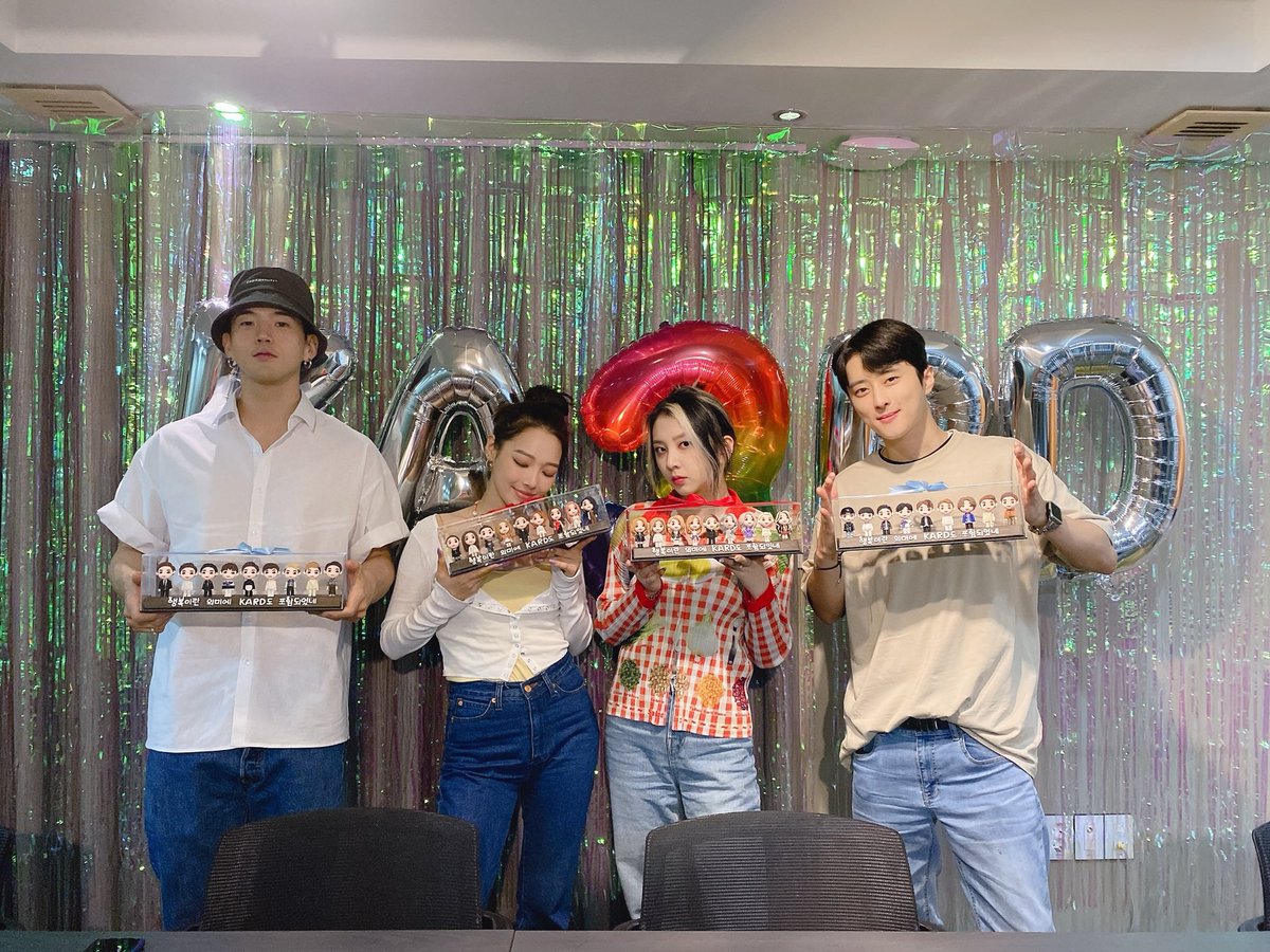 KARD_Official's tweet photo. [#KARD] #VLIVE
3주년 축하해주셔서 고마워요🌈
히든이도 축하해요🤍🖤

#BM #JSEPH #SOMIN #JIWOO
#HAPPY_KARD_DAY #해피칻데이🥳 https://t.co/XmNytZK9SB