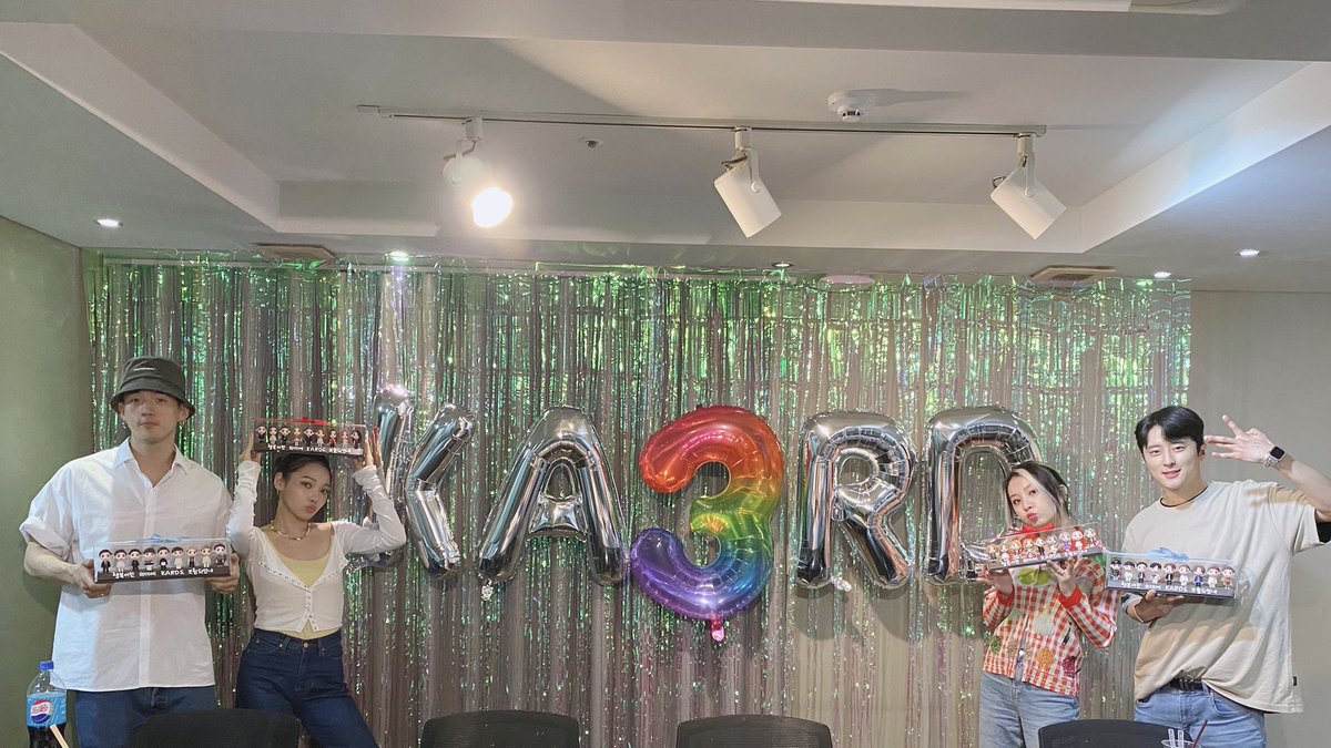 KARD_Official's tweet photo. [#KARD] #VLIVE
3주년 축하해주셔서 고마워요🌈
히든이도 축하해요🤍🖤

#BM #JSEPH #SOMIN #JIWOO
#HAPPY_KARD_DAY #해피칻데이🥳 https://t.co/XmNytZK9SB