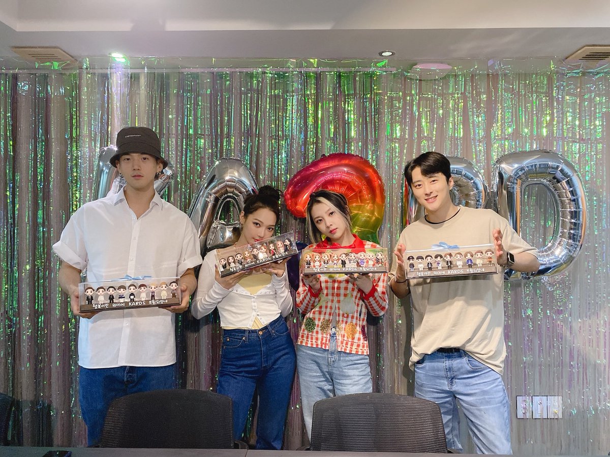 KARD_Official's tweet photo. [#KARD] #VLIVE
3주년 축하해주셔서 고마워요🌈
히든이도 축하해요🤍🖤

#BM #JSEPH #SOMIN #JIWOO
#HAPPY_KARD_DAY #해피칻데이🥳 https://t.co/XmNytZK9SB