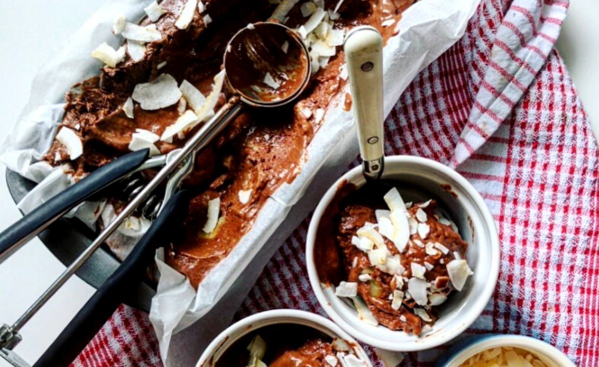 kingscrossN1C's tweet photo. We’ve got the perfect treat for a hot summer’s day! 🍦
Chocolatey, refreshingly cold, creamy on the tongue … and vegan! Its @mymapleandco’s banana chocolate ice cream and its super easy to make! Just follow this recipe. 👉 https://t.co/ZvyHbQBrpW https://t.co/r5xBf7NqOg