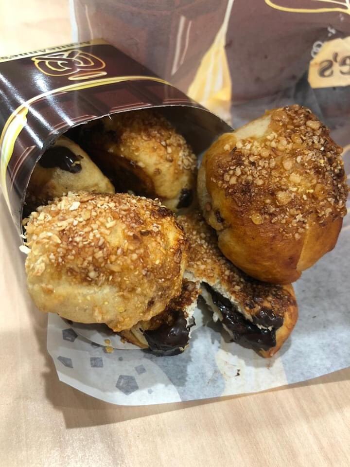 MalaysianFoods's tweet photo. Korang dah try belum Choco Almond Balls dari Auntie Anne's Malaysia ni? Dengar cerita sedap gilerrr!!

🍽 : Auntie Anne’s Malaysia
📍 : Semua Outlet
⏰ : Promosi sah sehingga 31 July 2020 https://t.co/XRf8jNqiv0