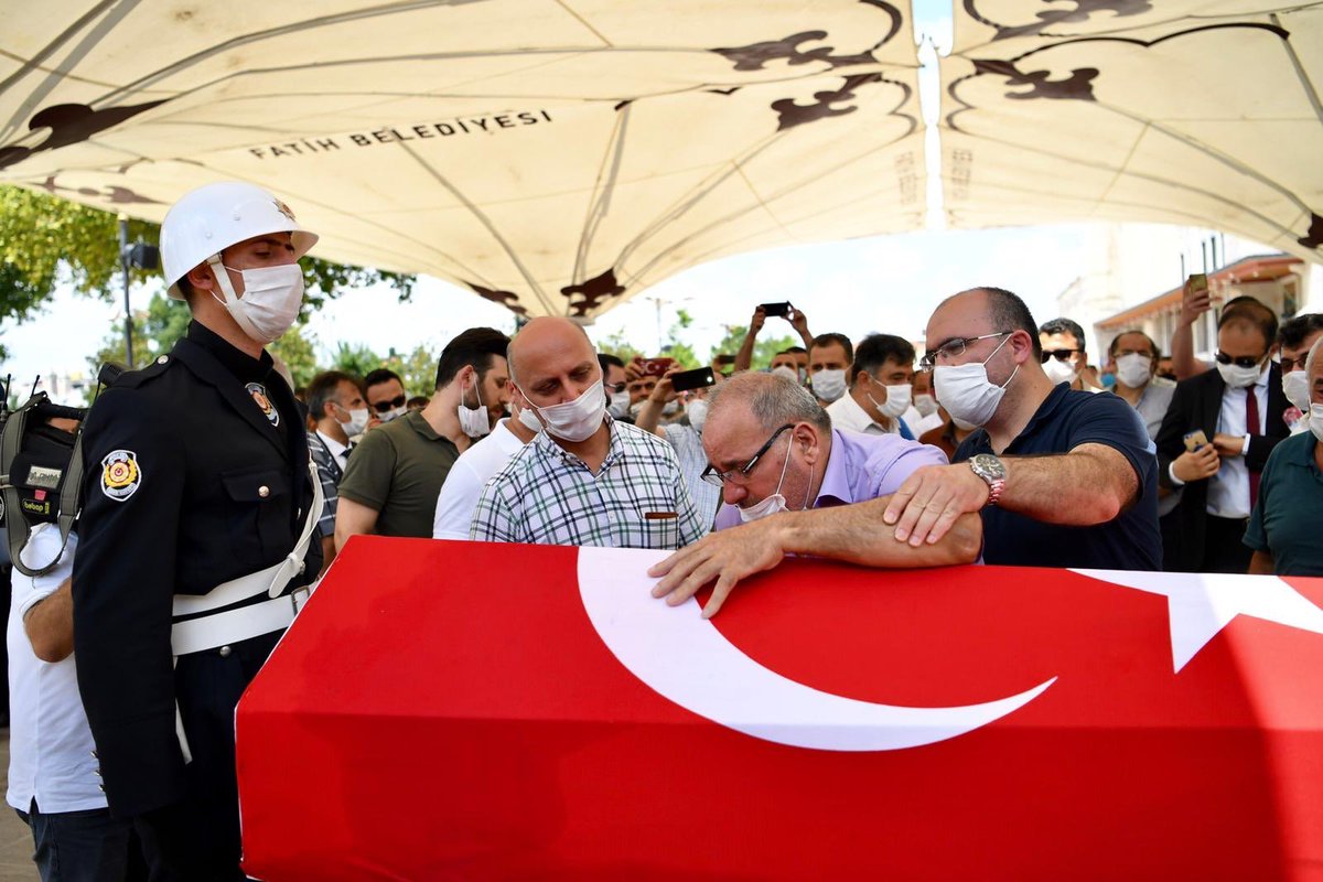 Mustafa_Eldivan's tweet photo. Şehidimiz Polis Memuru Erkan Gökteke'yi son yolculuğuna uğurladık.

Rabbim rahmet eylesin. Başımız sağ olsun.🇹🇷 https://t.co/jXexAmVTyL