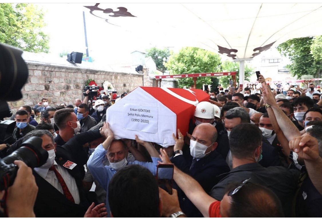 Mustafa_Eldivan's tweet photo. Şehidimiz Polis Memuru Erkan Gökteke'yi son yolculuğuna uğurladık.

Rabbim rahmet eylesin. Başımız sağ olsun.🇹🇷 https://t.co/jXexAmVTyL