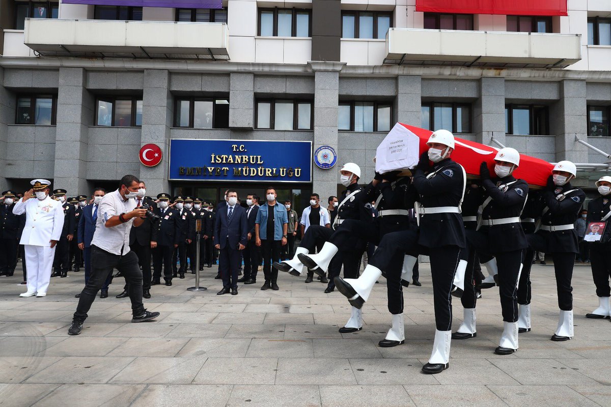 Mustafa_Eldivan's tweet photo. Şehidimiz Polis Memuru Erkan Gökteke'yi son yolculuğuna uğurladık.

Rabbim rahmet eylesin. Başımız sağ olsun.🇹🇷 https://t.co/jXexAmVTyL