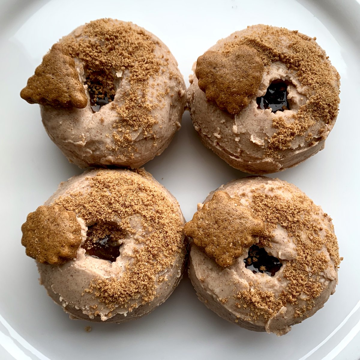 yayflapjacks's tweet photo. We've only gone &amp; made our own #glutenfree #biscoff flapjacks and #bakeddonuts! All #vegan, super cinnamon-y deliciousness, &amp; you can check them out on our site now. Order a big box full, split it Half &amp; Half or request it in a Lucky Dip. Happy Sunday! 👍

https://t.co/FiMPo3zf9K https://t.co/SiYeKB5q8o