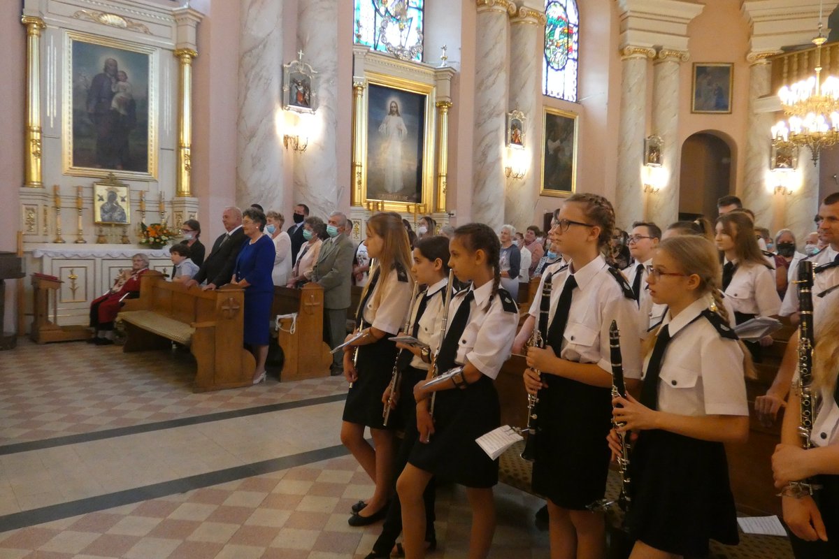 NLubelska's tweet photo. Pochodzę z Niedrzwicy Kościelnej. Tu nauczyłem się wierzyć w Boga i tej wierze chcę być wierny do końca życia. Dziękuję wspólnocie parafialnej za wszczepienie w moje serce wiary -  
powiedział #bpAdamBab podczas prymicji biskupich w rodzinnej parafii w @ArchLubelska. https://t.co/WPLHK1oUJJ