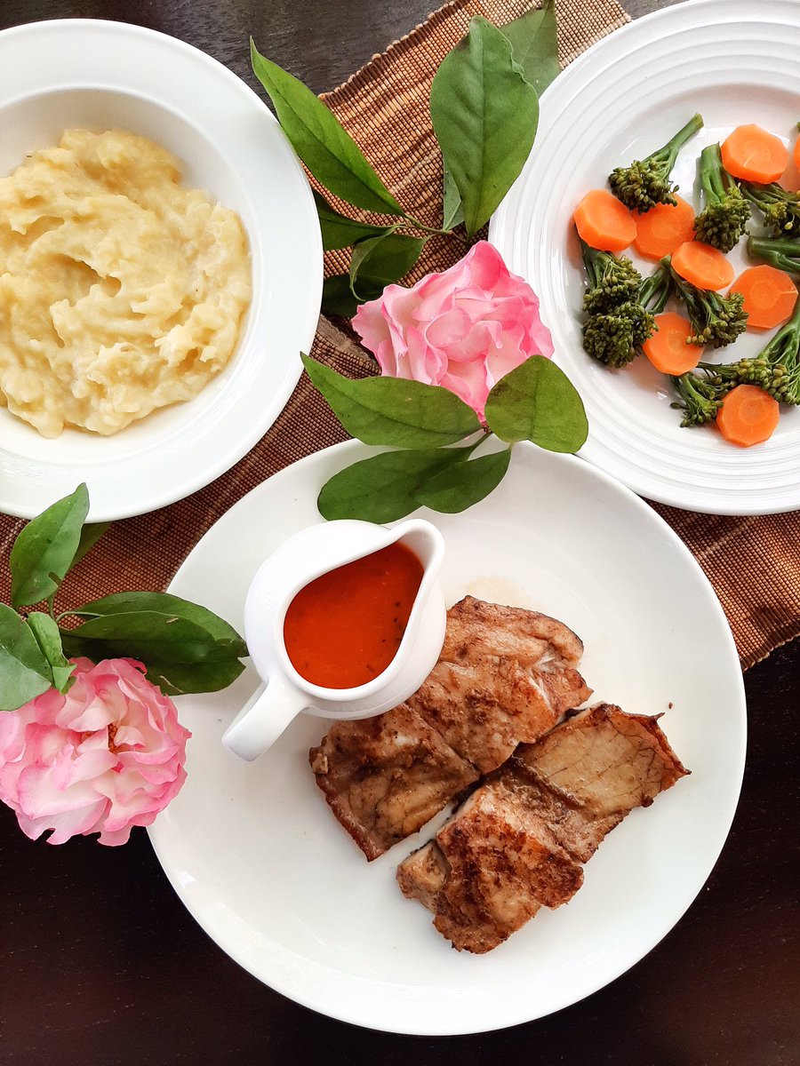 PDWikendi's tweet image. #TeenChef @DavidWambunya, 19, is the brains behind #DiningWithDavid, a pop-up restaurant offering unique gourmet dining at select venues, launched in 2017. His story&amp;amp;one of his tasty recipes, for a dish entitled #HakunaMatata, in your #PDWikendi today on epaper.peopledaily.co.ke