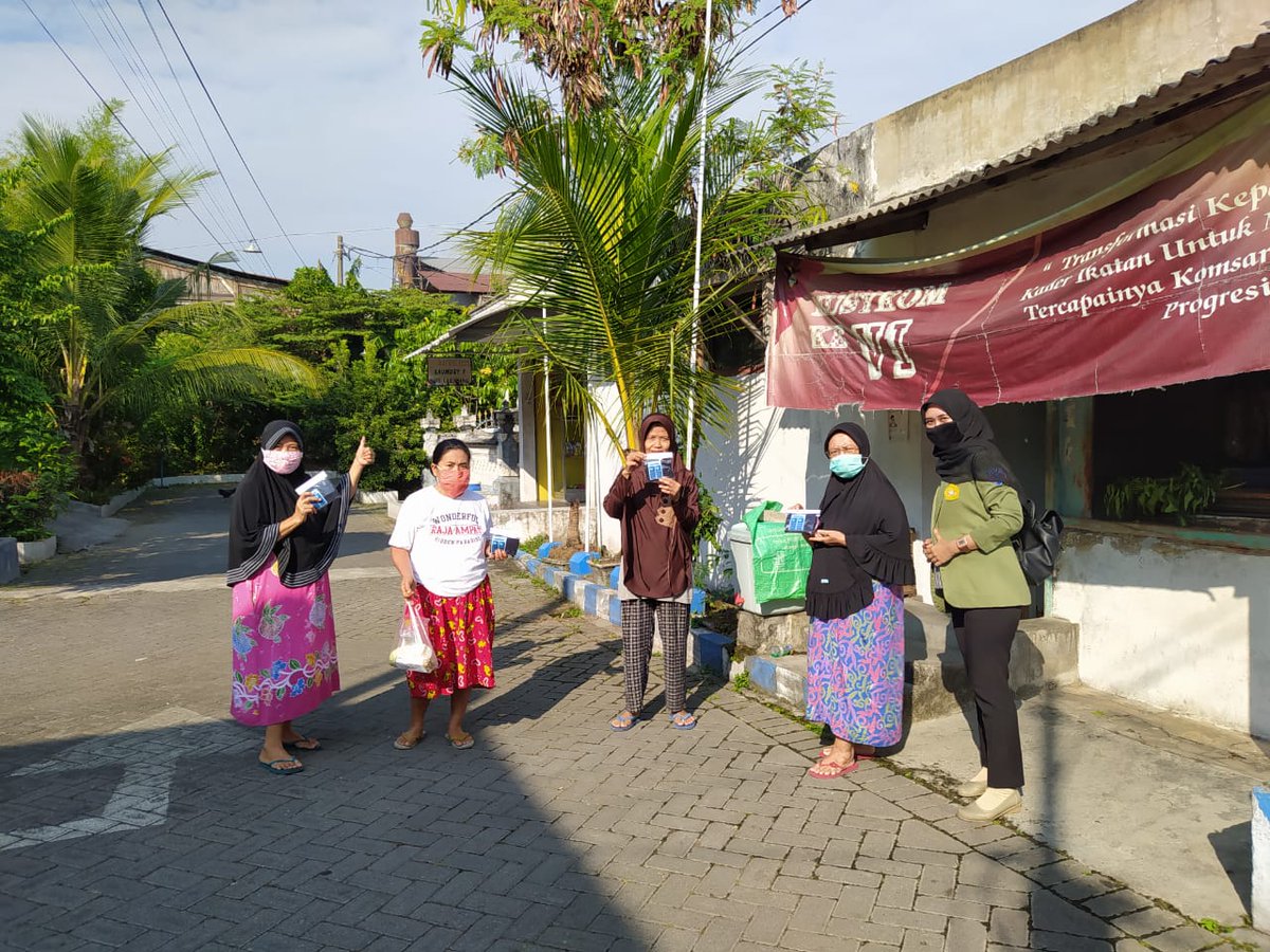 39Kkn's tweet photo. ✨[Bakti Sosial Pembagian Masker di Kelurahan Pucang]✨

Pembagian masker dari Divisi Edukasi KKN 39, kepada warga Kelurahan Pucang.
@irwan_dwi_a #kkncovid19upnveteranjatim
#39kkncovid19upnvjt
#kknupnjatim2020 
#upnvjt https://t.co/0WBfy9tB0y