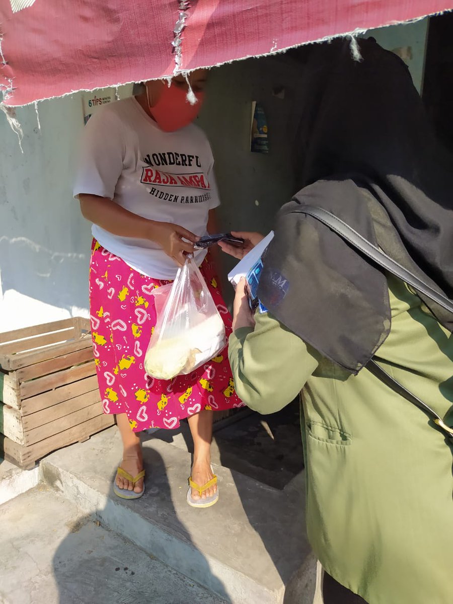 39Kkn's tweet photo. ✨[Bakti Sosial Pembagian Masker di Kelurahan Pucang]✨

Pembagian masker dari Divisi Edukasi KKN 39, kepada warga Kelurahan Pucang.
@irwan_dwi_a #kkncovid19upnveteranjatim
#39kkncovid19upnvjt
#kknupnjatim2020 
#upnvjt https://t.co/0WBfy9tB0y